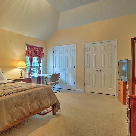 Suburban Atlanta Vacation Home - 20 Mi To Downtown